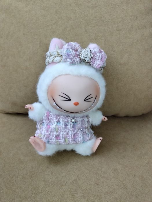 Лабубу белый в одежде