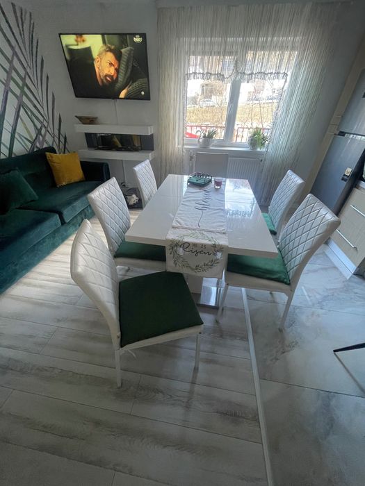 Vând 6 scaune albe din piele ecologică