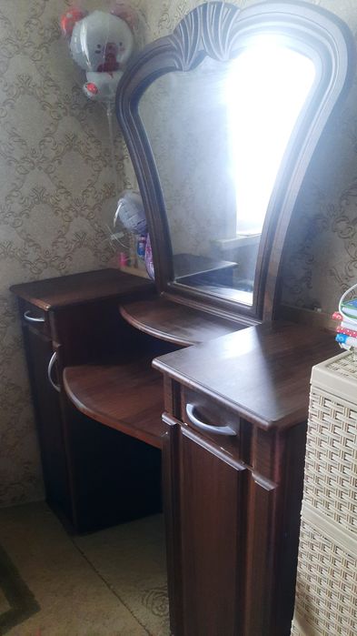 Туалетный столик с зеркалом