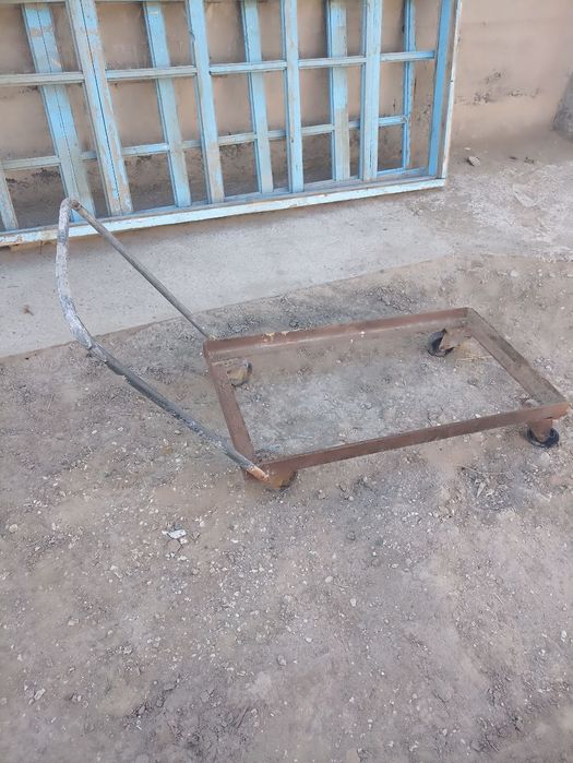 Тачка железная в хорошем состоянии