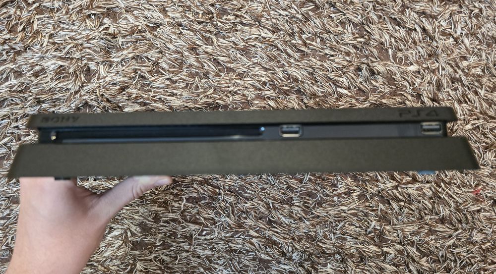 PS4 Slim 1 TB cu 2 controllere si 6 jocuri ( PlayStation 4 Slim )