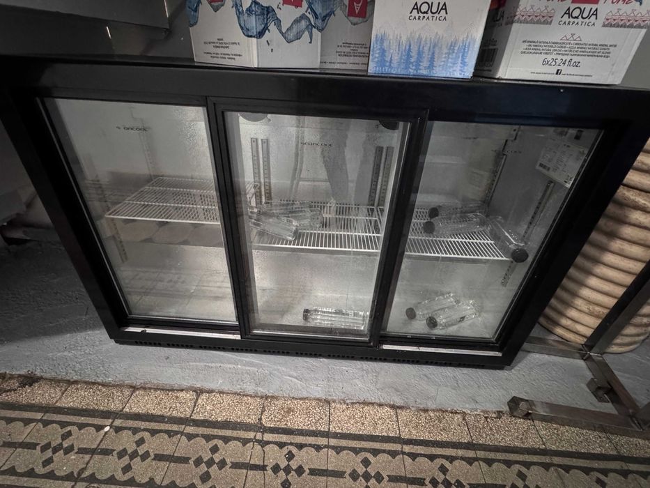 Frigider bar negru cu 3 uși glisante – stare bună