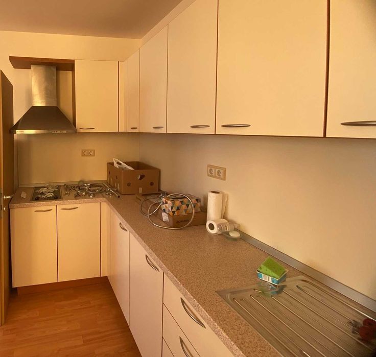 Перфектна кухня, суперзапазена с абсорбатор , мивка, смесител, котлони