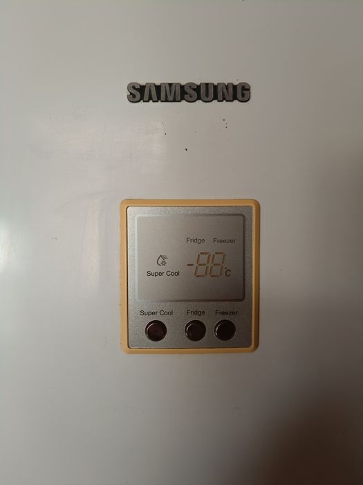 Холодильник Б/У Продам на запчасти.