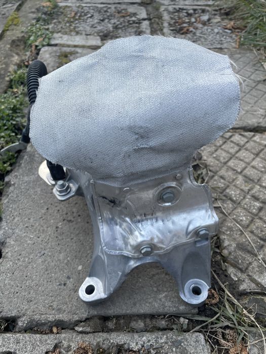 Оригинален десен държач Audi A4 B9 на двигателя 4M0 199 308 BL