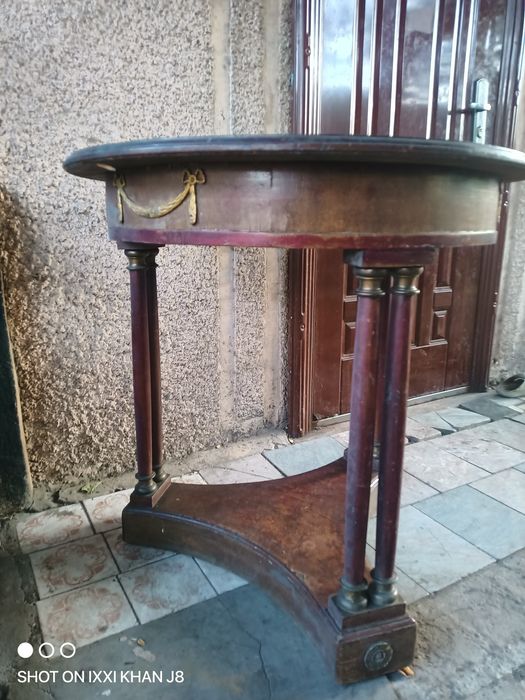 Столик круглый .