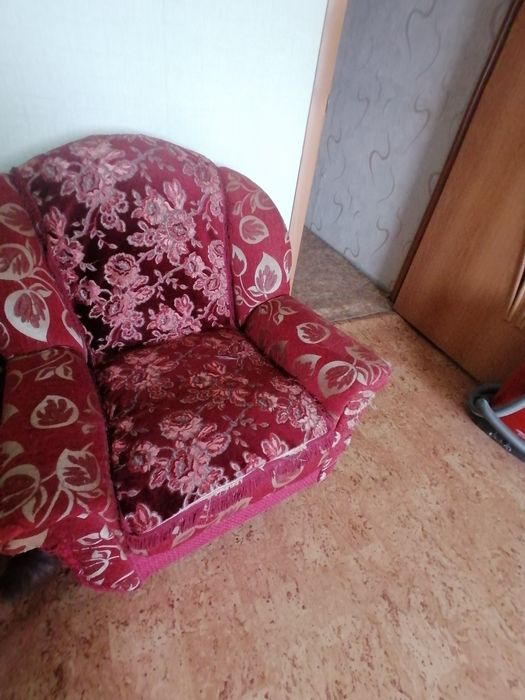 Продам диван и два кресла
