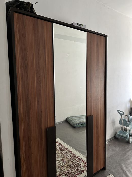 Шкаф вещевой с зеркалом