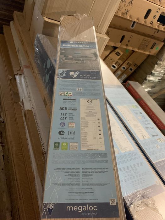 Faianță, gresie și parchet  în stare foarte bună și de calitate.