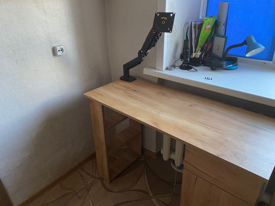 Продам письменный стол , цвет дерева,