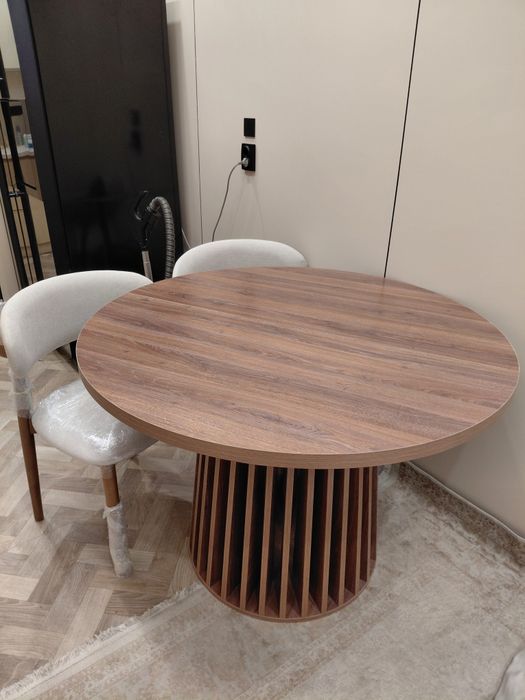 Круглый стол со стульями