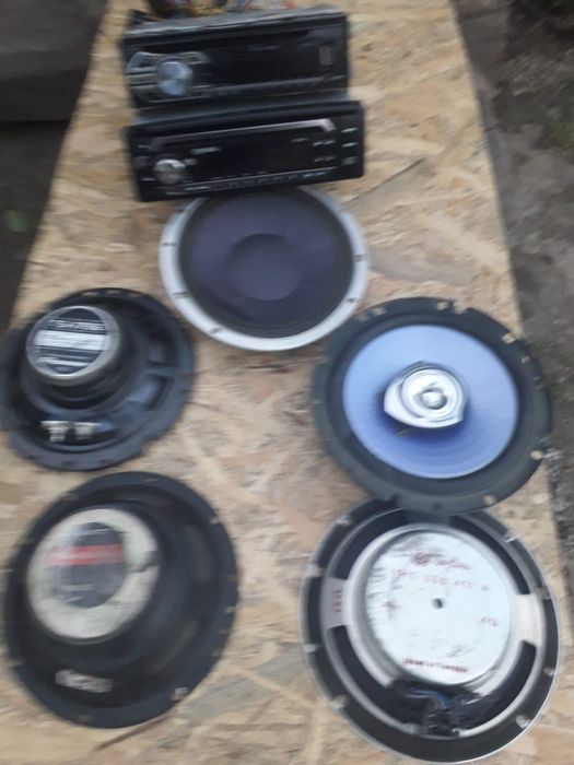 Vând boxe și casetofon