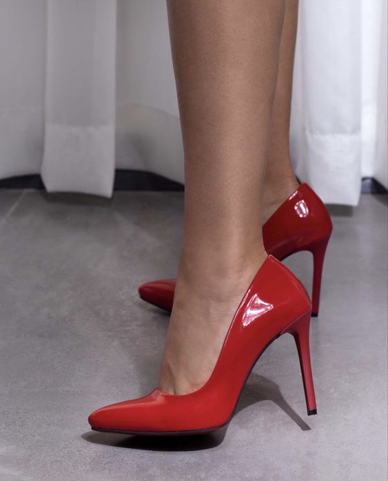 Червени обувки на висок ток лачени