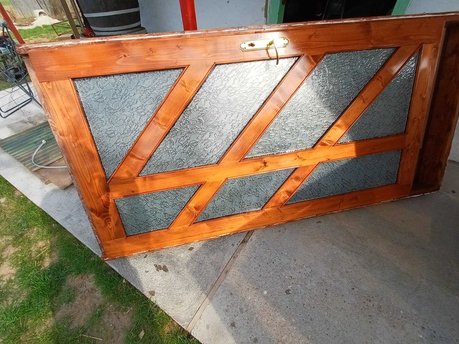 Vând ușă si 2 geamuri in stare buna