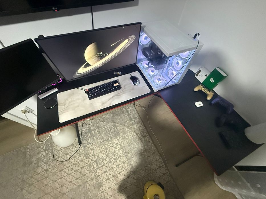 Birou gaming pe colt