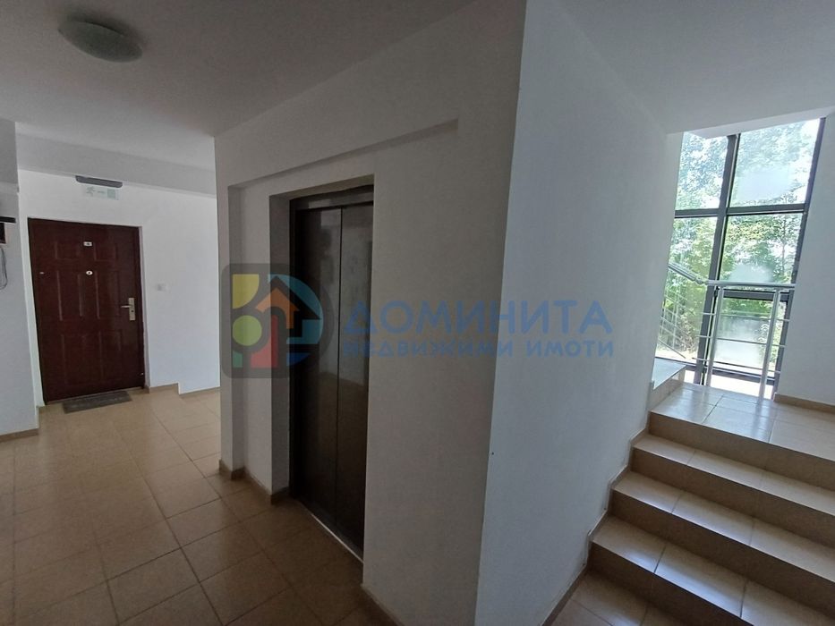 Просторен еднообемен апартамент на морския бряг.