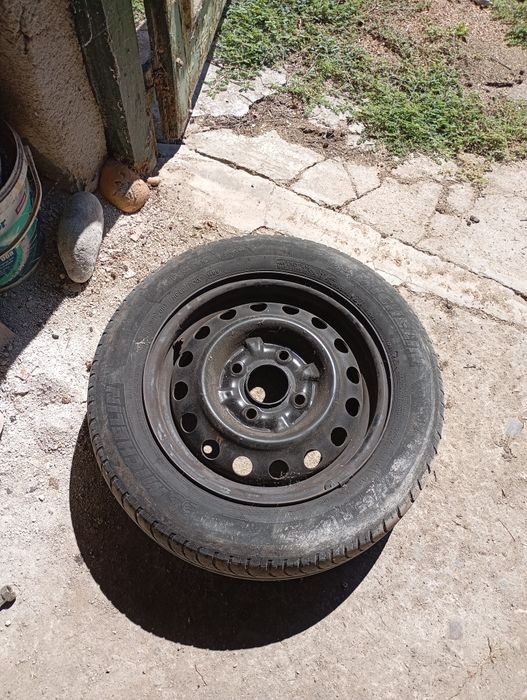 Продавам пет джанти с три зимни гуми 14 цола за Нисан Примера 2.