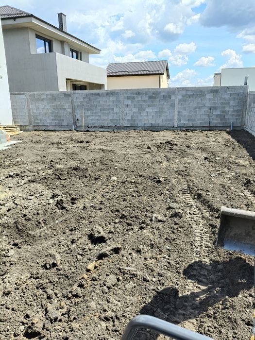 Închiriez miniexcavator