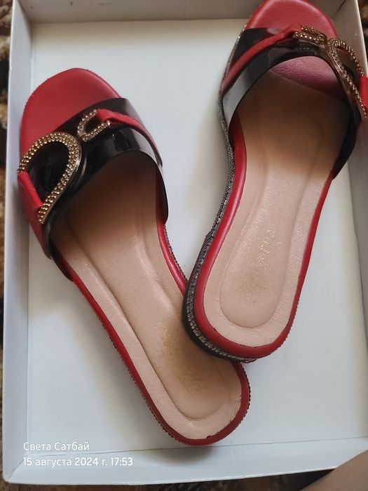 Аяк киимдер сатылады