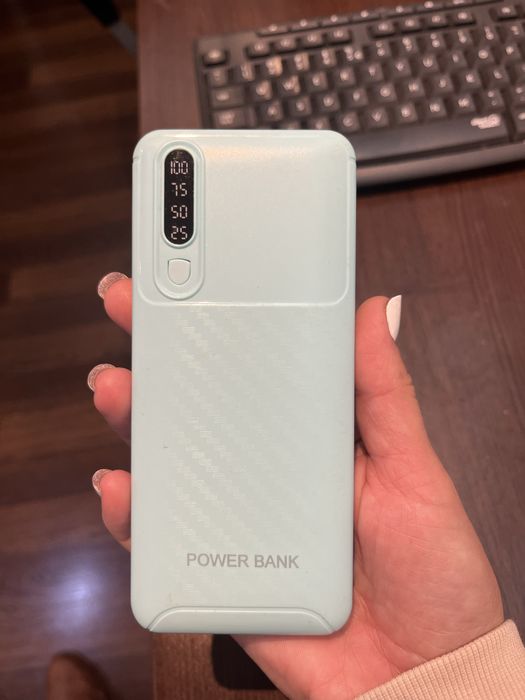 Baterie Externa cu 3 sloturi de usb si lanterna