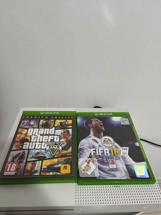 Xbox One S + controller Series S/X + GTA 5 & FIFA