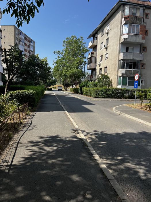 Inchiriez apartament 2 camere decomandat cu centrala Micalaca 300
