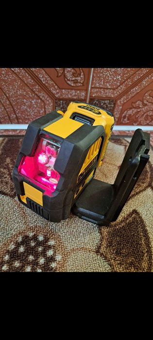 Линеен лазерен нивелир DeWALT DCE088 с червен лъч