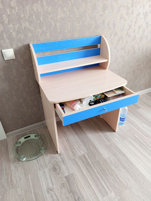 Продам детский стол
