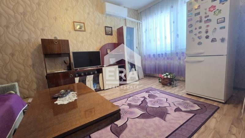 Ексклузивен обзаведен панорамен апартамент с отделна кухня с трапезари