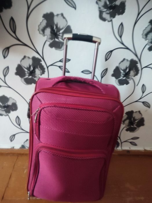 Чемодан небольшой но колёсиках
