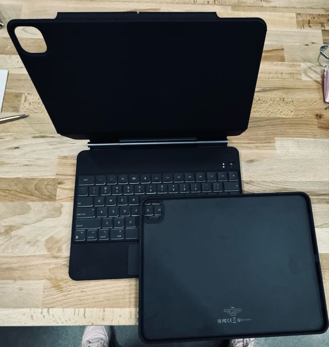 ESR Rebound Magnetic Keyboard Case 360 pentru iPad Pro 13” (2024)