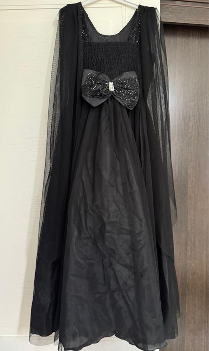 Платья нарядные.