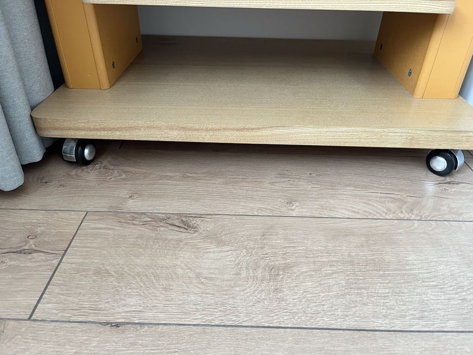 Столик на колесиках