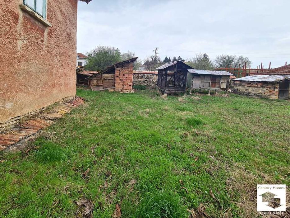 140312 Къща с равен двор и стопански постройки в с. Горна Липница