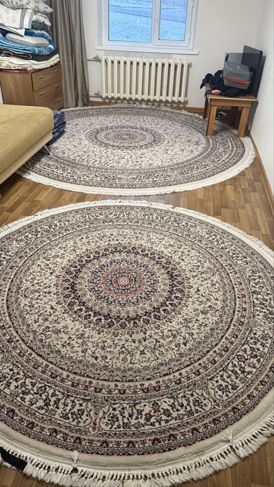 Два ковра круглых