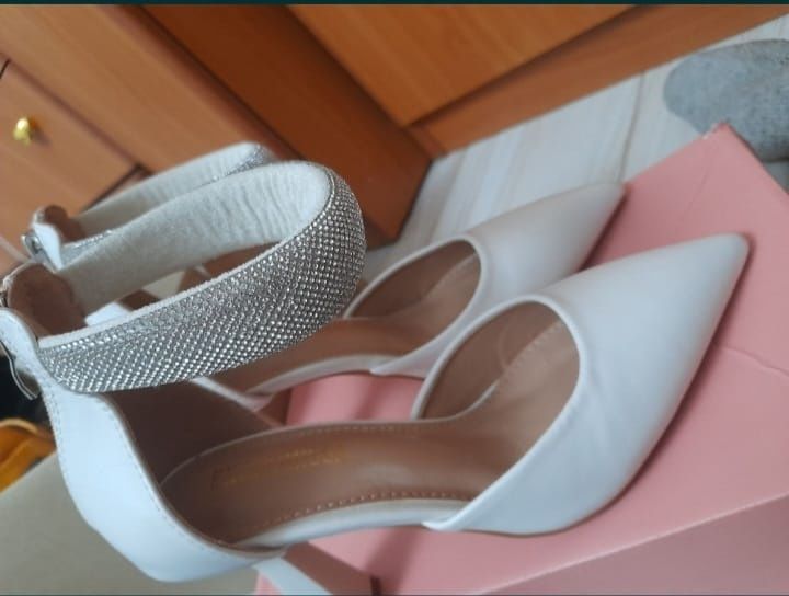 Босоножки со стразами