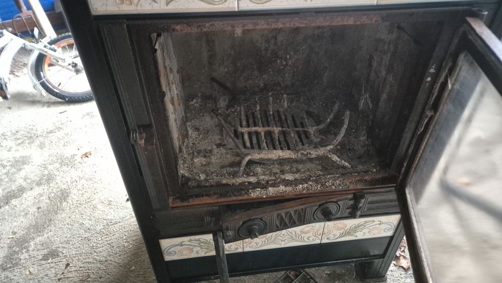 Vând  Sobă pe lemne.