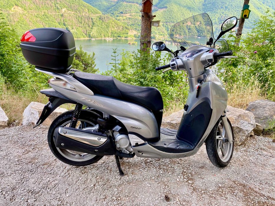 Продавам Honda SH 300