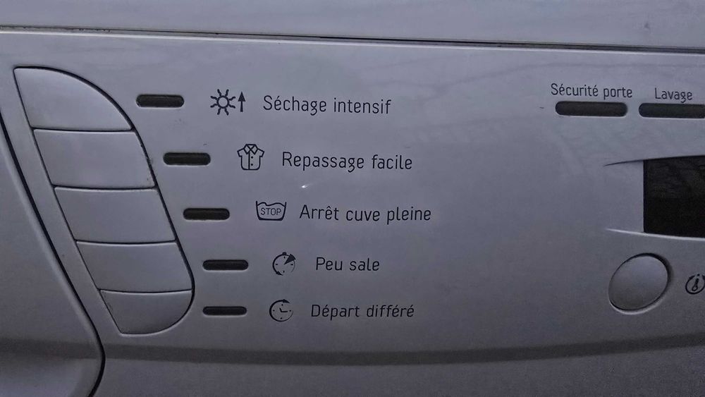 Продавам пералня със сушилня Hotpoint Модел AMXXF149