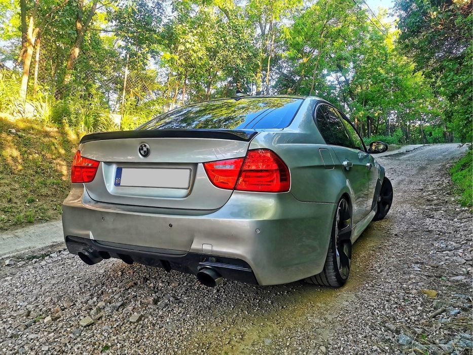 Difuzor Fusta Evacuare BMW E90 E91 335d 335i cu nervuri negru lucios