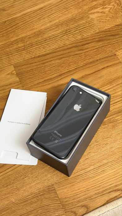 iPhone 8, 64 mg 100%