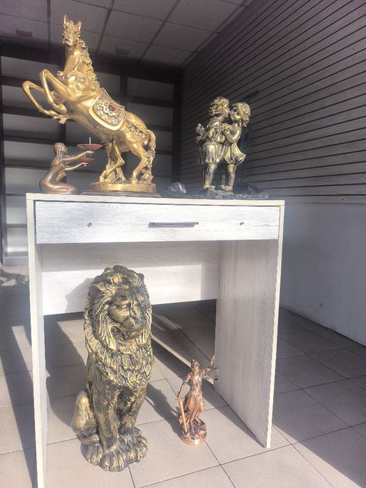 Лев,статуя,лошадь, подсвечники,мальчик и девочка