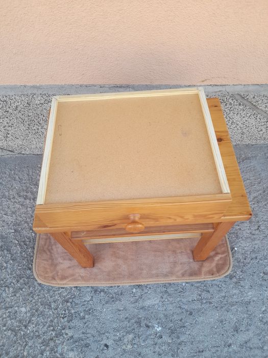 Дървена масичка с чекмедже