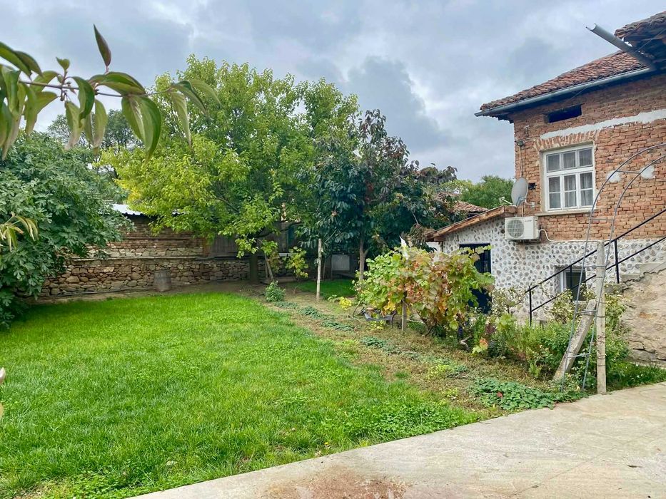 Продавам къща с двор в село Каравелово