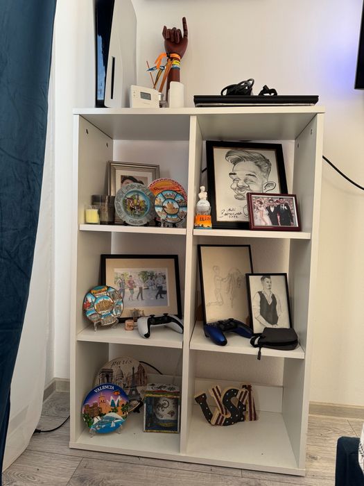 Biblioteca cu spatii de depozitare