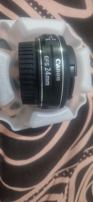 Obiectiv Canon este 24 mm