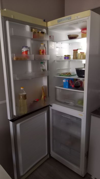 Холодильник двухкамерный.