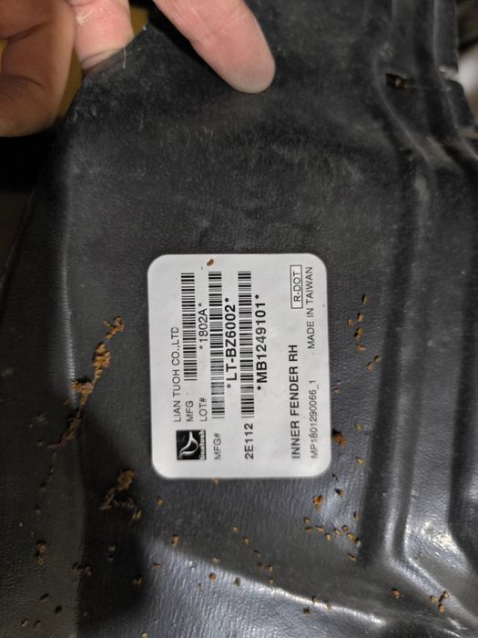 Подкрыльник мерседес 124