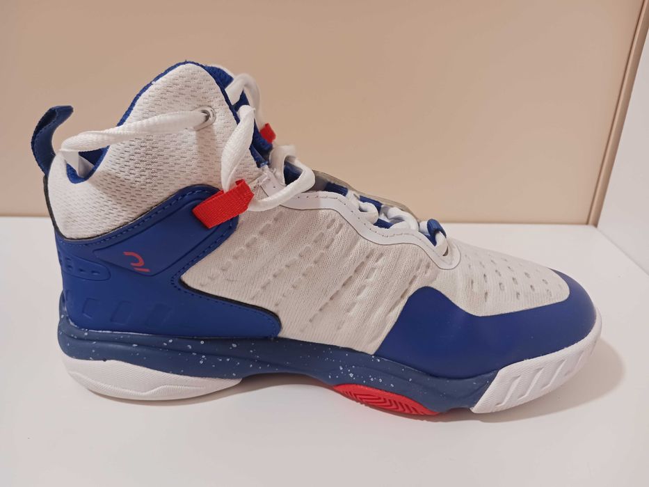 Баскетболни кецове