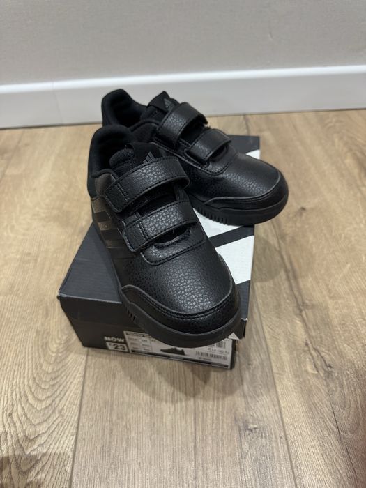 Продам детские новые кроссовки Adidas